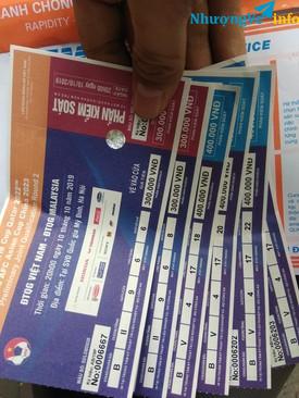 Ảnh Bán vé mệnh giá 300k và 400k khán đài B