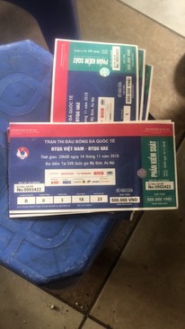 Ảnh cặp vé Vip Bii cửa 3 bán lỗ giá 2600k trận uae cho bác nào alo nhanh tay 0347805623