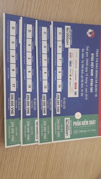 Ảnh 5 vé trận UAE. 2 cặp loại 200, 1 vé lẻ loại 300, lấy tất giá 3tr2, mua lẻ 1tr2/cặp200. 900k 1vé 300.