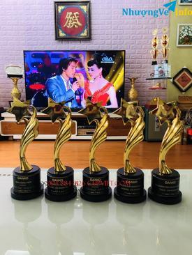 Ảnh bán cúp thi đấu giải thưởng,in cúp đồng lưu niệm,cúp vinh danh bàn tay vàng thẩm mỹ