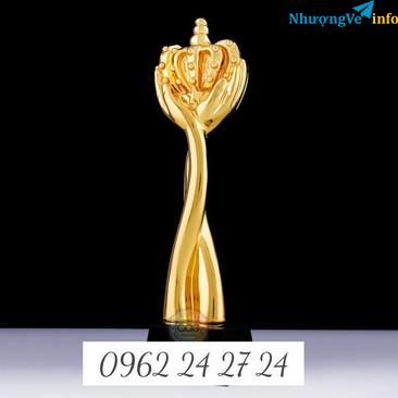 Ảnh cơ sở sản xuất cúp vinh danh nhân viên, nơi bán cúp học viên ra trường, nhận làm kỷ niệm chương