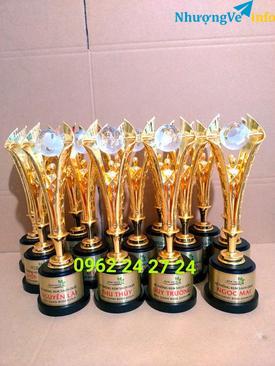 Ảnh nhận làm cúp tổ chức sự kiện cúp trao tặng nhân viên cuối năm, làm kỷ niệm chương cúp đồng