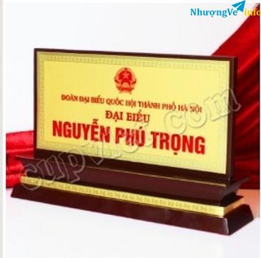 Ảnh đặt làm biển chức danh giá rẻ,cơ sở làm biển tên để bàn,bán bảng tên giám đốc,cung cấp cấp bảng tên
