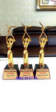 Ảnh chỗ bán cúp thẩm mỹ, cơ sở sản xuất cúp học viên tốt nghiệp, bán cúp pha nhựa rẻ
