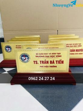 Ảnh chỗ làm biển chức danh hiệu trưởng, sản xuất biển chức danh cán bộ văn phòng
