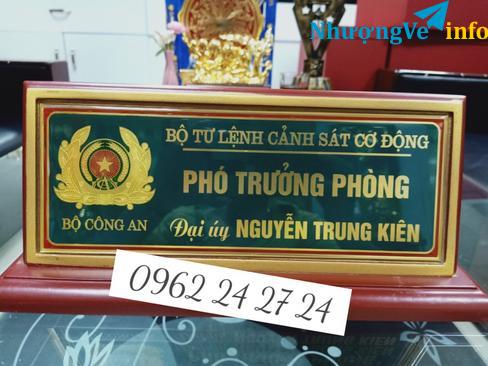 Ảnh cửa hàng bán biển chức danh gỗ đồng, nhận sản xuất biển chức danh giám đốc, biển tên để bàn