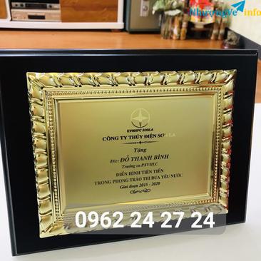 Ảnh chuyên sản xuất bằng gỗ đồng trao tặng nhân viên xuất sắc, nơi bán bảng vàng kỷ niệm