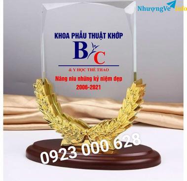 Ảnh Kỷ niệm chương pha lê in logo và nội dung theo yêu cầu