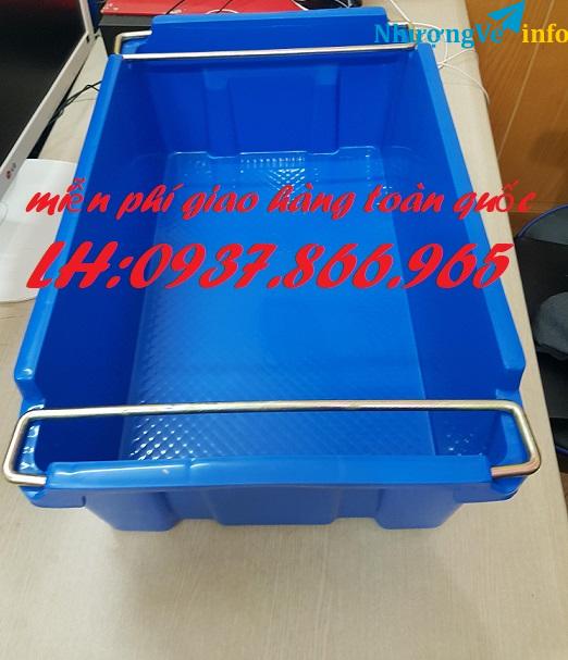 Ảnh Thùng có quai sắt đựng thành phẩm trong nhà máy, khay cơ khi, khay nhựa công nghiệp